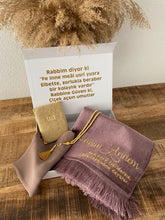 Afbeelding in Gallery-weergave laden, Gebedskleed met naam erop Lila